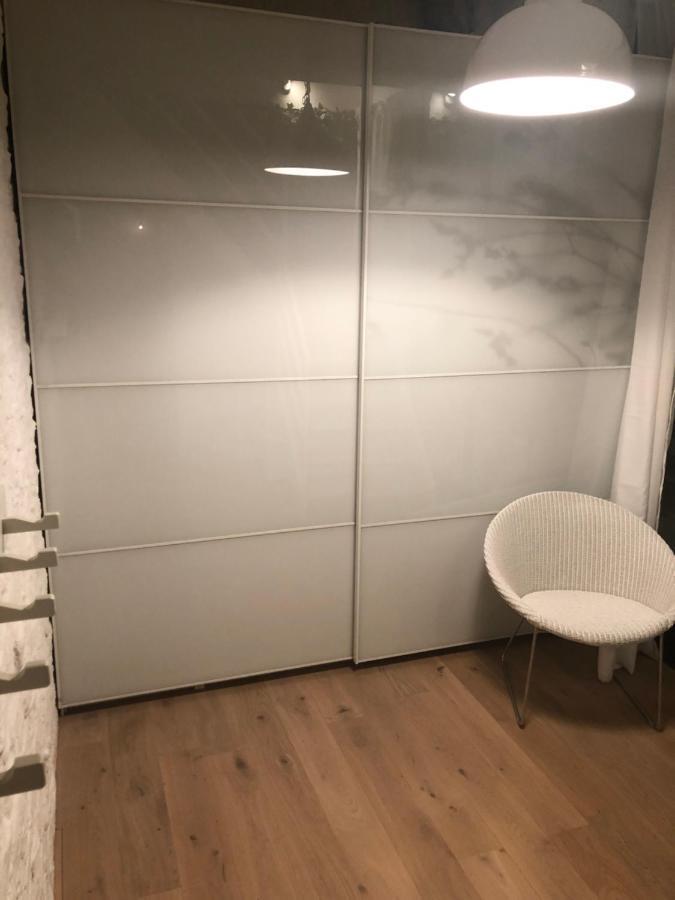 Lichtrijke loft bij restaurant Den Olifant Appartement Ieper Buitenkant foto