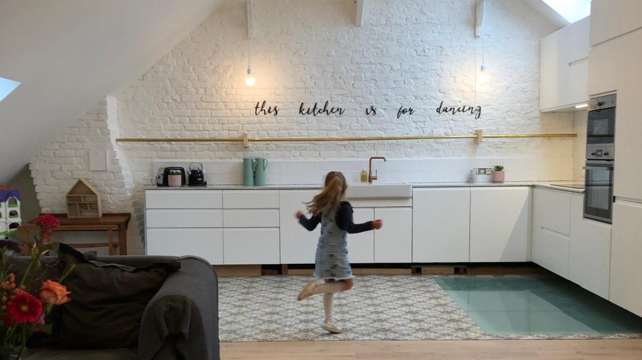 Lichtrijke loft bij restaurant Den Olifant Appartement Ieper Buitenkant foto